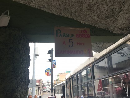 Particulares invitan a los usuarios de autobuses a caminar. Los carteles fueron colocados en paradero de autobuses.  