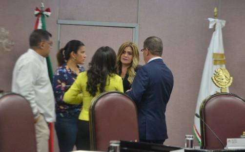 Con al menos 40 minutos de retraso se realizó la cuarta sesión ordinaria en la cual se presento la iniciativa con proyecto de decreto por que se expide la Ley de mejora Regulatoria para el estado de Veracruz, presentada por el mandatario estatal. 