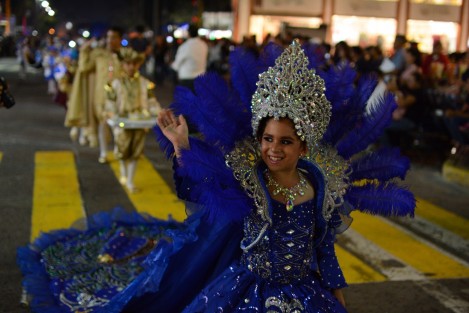 Se llevó a cabo la Rumbata de la corte real infantil, saliendo el desfile sobre la avenida Independencia, en el centro de Veracruz, previo a la coronación infantil que será en la Macroplaza. 