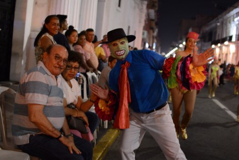 Se llevó a cabo la Rumbata de la corte real infantil, saliendo el desfile sobre la avenida Independencia, en el centro de Veracruz, previo a la coronación infantil que será en la Macroplaza. 