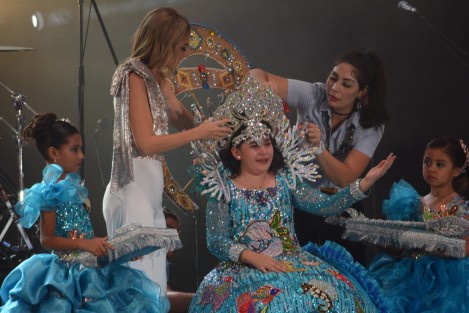 Emocionados y con lágrimas, Reyes infantiles del Carnaval  de Veracruz 2019, fueron coronados este jueves. 