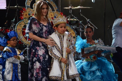 Emocionados y con lágrimas, Reyes infantiles del Carnaval  de Veracruz 2019, fueron coronados este jueves. 