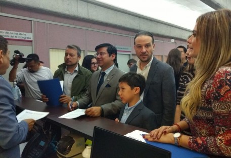 Carlos Valenzuela, diputado federal por el PAN, acudió esta mañana al Congreso local, junto con diputados locales del mismo partido, a presentar una iniciativa que propone que se considere como vulnerable a niños de entre uno y cuatro años, y que tengan padres trabajadores sin prestaciones de ley.  
