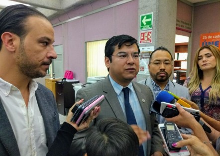 Carlos Valenzuela, diputado federal por el PAN, acudió esta mañana al Congreso local, junto con diputados locales del mismo partido, a presentar una iniciativa que propone que se considere como vulnerable a niños de entre uno y cuatro años, y que tengan padres trabajadores sin prestaciones de ley.  
