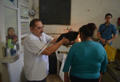 Es en el mercado Galeana donde él realiza su trabajo como cada primer viernes de Marzo. En el sitio uno encuentra desde ajos hasta lociones especiales para cada situación.  