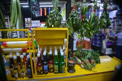 En este puesto uno encuentra desde huevo de totola, hasta carne  de zorrillo; se leen las cartas y  también hay productos de todo.  