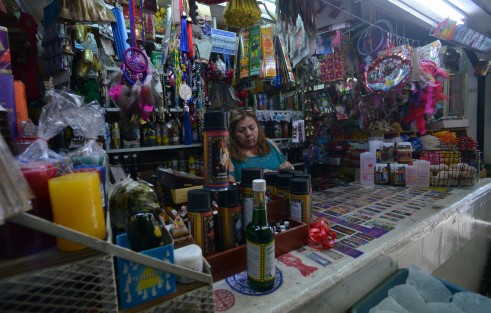 Alrededor de la calle y en el interior del mercado, este primer viernes de marzo  es muy común encontrar los ramos para la protección de la casa y productos que en todo el año no es común encontrar.  