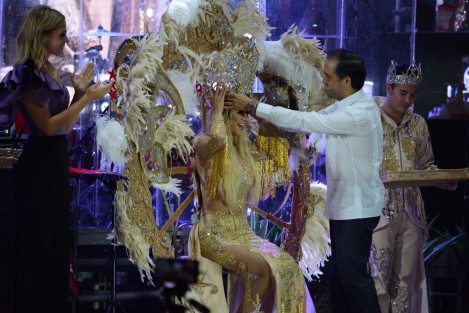 La noche de este viernes fueron coronados los reyes del Carnaval de Veracruz 2019,  Ilse Riande y Victor González <em>Buchaca</em>, por los alcaldes de Veracruz y Boca del Río. El Gobernador Cuitláhuac García no estuvo presente en la ceremonia, como lo hicieron sus antecesores, al parecer el motivo, el negarse a destinar 20 mdp del erario estatal para la festividad. 