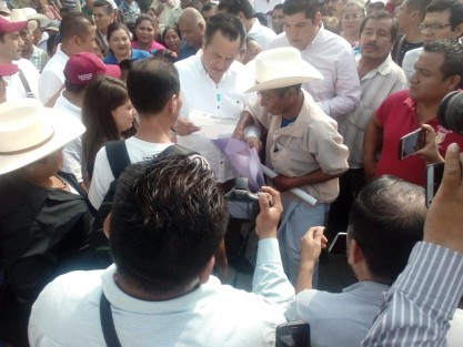 En forma por demás sorpresiva y sin aviso alguno, hizo su arribo a Coyutla el gobernador Cuitláhuac García, para realizar  un recorrido a pie por las instalaciones de las Brigadas Sociales, que fueron instaladas en los terrenos de la feria Coyuteca. Ahí fue atendiendo en forma personal, las distintos planteamientos y peticiones de la ciudadanía.   