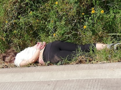 Una joven mujer fue encontrada sin vida, amarrada de pies y manos, cerca del poblado El Chico, en Emiliano Zapata. Sus restos fueron levantados y trasladados al servicio forense donde se esperan sean reclamados. Hasta ahora se desconoce en qué forma le dieron muerte.  