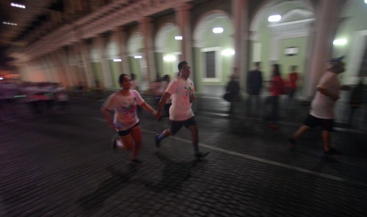 Familias completas, parejas de novios y hasta niños solos participaron de esta singular carrera que se destaca porque los participantes son bañados con pintura fluorescente al pasar por algunos puntos.