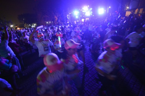 Familias completas, parejas de novios y hasta niños solos participaron de esta singular carrera que se destaca porque los participantes son bañados con pintura fluorescente al pasar por algunos puntos.