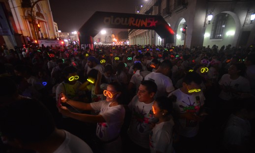 La noche de este sábado se realizó la carrera Glown Run 5k con la participación de 1600 participantes, recorriendo parte de la avenida Enríquez ya hacia los Tecajetes; al decir de Mario García, uno de los organizadores, el objetivo el fomentar el deporte y la convivencia familiar.  