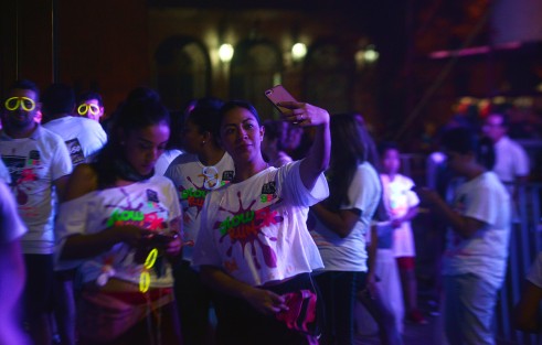 La noche de este sábado se realizó la carrera Glown Run 5k con la participación de 1600 participantes, recorriendo parte de la avenida Enríquez ya hacia los Tecajetes; al decir de Mario García, uno de los organizadores, el objetivo el fomentar el deporte y la convivencia familiar.  