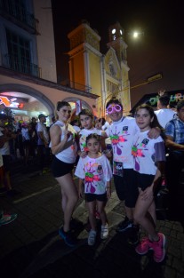 La noche de este sábado se realizó la carrera Glown Run 5k con la participación de 1600 participantes, recorriendo parte de la avenida Enríquez ya hacia los Tecajetes; al decir de Mario García, uno de los organizadores, el objetivo el fomentar el deporte y la convivencia familiar.  