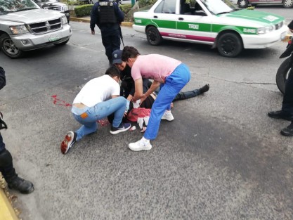 Un joven de alrededor 25 años, fue baleado sobre la avenida Américas esquina con Sarabia en la capital veracruzana. Personal de Seguridad Pública acordonó el lugar, y paramédicos del Grupo Pantera levantaron al joven herido y lo trasladaron al hospital.  
