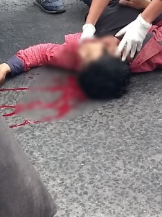 Un joven de alrededor 25 años, fue baleado sobre la avenida Américas esquina con Sarabia en la capital veracruzana. Personal de Seguridad Pública acordonó el lugar, y paramédicos del Grupo Pantera levantaron al joven herido y lo trasladaron al hospital.  
