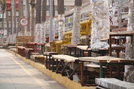 Gradas en mal estado sobre las calles de Sporting y Bulevar. Las autoridades no han clausurado el sitio y se siguen ofertando estos espacios. 