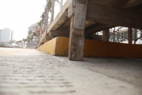 Gradas en mal estado sobre las calles de Sporting y Bulevar. Las autoridades no han clausurado el sitio y se siguen ofertando estos espacios. 