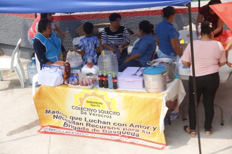 Integrandes del Colectivo de Búsqueda <em>Solecito</em>, aprovechan los paseos del Carnaval de Veracruz 2019 para vender comida y de esta forma recaudar fondos que se destinarán a las brigadas en Colinas de Santa Fe.  