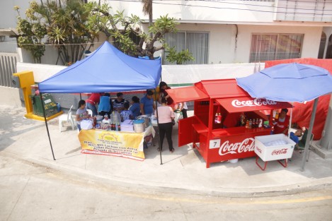 Integrandes del Colectivo de Búsqueda <em>Solecito</em>, aprovechan los paseos del Carnaval de Veracruz 2019 para vender comida y de esta forma recaudar fondos que se destinarán a las brigadas en Colinas de Santa Fe.  