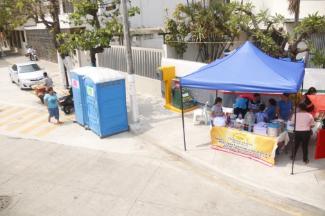 Integrandes del Colectivo de Búsqueda <em>Solecito</em>, aprovechan los paseos del Carnaval de Veracruz 2019 para vender comida y de esta forma recaudar fondos que se destinarán a las brigadas en Colinas de Santa Fe.  