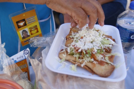 Integrandes del Colectivo de Búsqueda <em>Solecito</em>, aprovechan los paseos del Carnaval de Veracruz 2019 para vender comida y de esta forma recaudar fondos que se destinarán a las brigadas en Colinas de Santa Fe.  