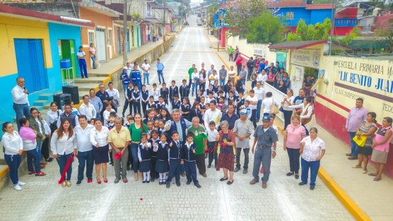 El H. Ayuntamiento de Teocelo que preside el Alcalde Mario Chama Díaz, junto con la Síndica Municipal Zayra del Carmen Martínez Andrade y la presidenta del Sistema DIF Municipal Mara Chama Villa, acompañados de  Directores, Titulares de áreas, así como el personal del ayuntamiento y vecinos, cortaron el listón inaugural con el cual abrieron paso en la Calle Mariano Arista de esa Cabecera Municipal.