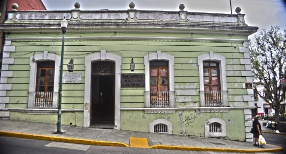 Así luce la fachada de la biblioteca de la ciudad de Xalapa, como varias cosas en la ciudad que han quedado en el olvido.