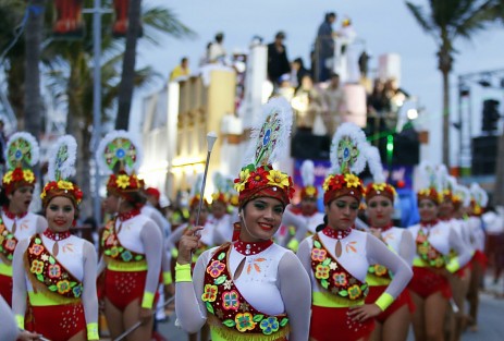 A pesar del mal tiempo, el quinto y último desfile de carros alegóricos y comparsas del Carnaval de Veracruz 2019, transcurrió sin contratiempos.