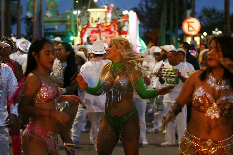 A pesar del mal tiempo, el quinto y último desfile de carros alegóricos y comparsas del Carnaval de Veracruz 2019, transcurrió sin contratiempos.