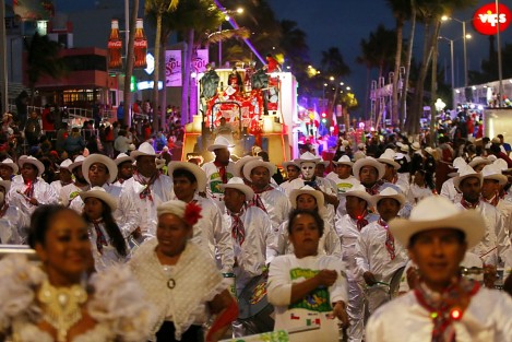 A pesar del mal tiempo, el quinto y último desfile de carros alegóricos y comparsas del Carnaval de Veracruz 2019, transcurrió sin contratiempos.