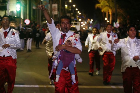 A pesar del mal tiempo, el quinto y último desfile de carros alegóricos y comparsas del Carnaval de Veracruz 2019, transcurrió sin contratiempos. 