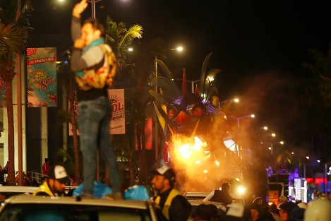 A pesar del mal tiempo, el quinto y último desfile de carros alegóricos y comparsas del Carnaval de Veracruz 2019, transcurrió sin contratiempos. 