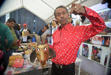 Don Octavio  López Zaragozá lleva 43 años realizando máscaras para los danzantes; es uno de los personajes más conocidos del lugar y quien más apoya en la fiesta.