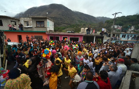 Con trajes multicolores  tanto en las vestimentas de los participantes así como en los carros alegóricos, la alegría de la gente se desborda y la  convivencia entre los participantes y asistentes  se hace sentir en el pequeño poblado. 