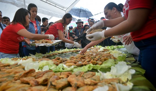 El chiletón se lleva a cabo gracias a la cooperación de todos los habitantes. Una vez formado se reparten los chiles rellenos entre los asistentes.