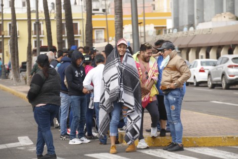 Fans del cantante colombiano J Balvin, soportan el <em>frío</em> y hacen fila en la Macro Plaza del Malecón,  desde ahora para poder ingresar al concierto que está programado para esta noche.