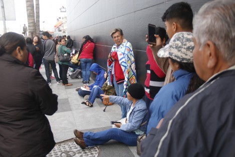 Fans del cantante colombiano J Balvin, soportan el <em>frío</em> y hacen fila en la Macro Plaza del Malecón,  desde ahora para poder ingresar al concierto que está programado para esta noche.