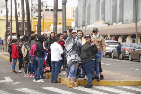 Fans del cantante colombiano J Balvin, soportan el <em>frío</em> y hacen fila en la Macro Plaza del Malecón,  desde ahora para poder ingresar al concierto que está programado para esta noche. Dichos eventos fueron pospuestos este martes, en que concluían las festividades carnestolendas en el puerto de Veracruz, debido a las malas condiciones climatológicas. 