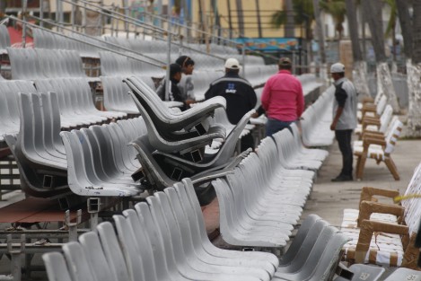 Inició el retiro de gradas sobre el bulevar Ávila Camacho. Se espera que la remoción de las estructuras tarde hasta 10 días.