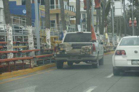 Inició el retiro de gradas sobre el bulevar Ávila Camacho. Se espera que la remoción de las estructuras tarde hasta 10 días.
