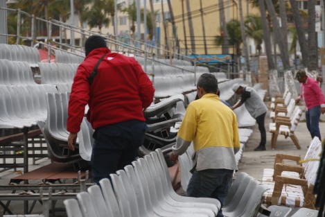 Inició el retiro de gradas sobre el bulevar Ávila Camacho. Se espera que la remoción de las estructuras tarde hasta 10 días.