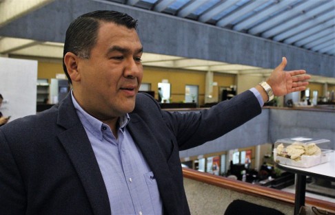 Othón Hernández Candanedo, alcalde de Misantla, dijo que se entrevistará con el Fiscal especializado en delitos ambientales y contra animales, Andrés de la Parra, y con grupos animalistas, para buscar que de ser posible se suspendan la llamadas <em>despescuezadas</em>,  tradición de los carnavales de Paso Blanco, que data desde hace 100 años en aquella localidad, misma que asegura, recién conoció.
