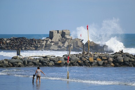 Las playas del municipio de Boca del Río mantienen las banderas rojas en las playas ante el incremento del oleaje. Se pide a los visitantes hacer caso a las indicaciones de las autoridades. 