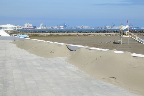 Empleados municipales de Boca del Río, trabajan para retirar la arena que depositaron los vientos del norte, con rachas de más de 60 kilómetros por hora, sobre el bulevar Ávila Camacho. 