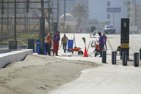 Empleados municipales de Boca del Río, trabajan para retirar la arena que depositaron los vientos del norte, con rachas de más de 60 kilómetros por hora, sobre el bulevar Ávila Camacho. 