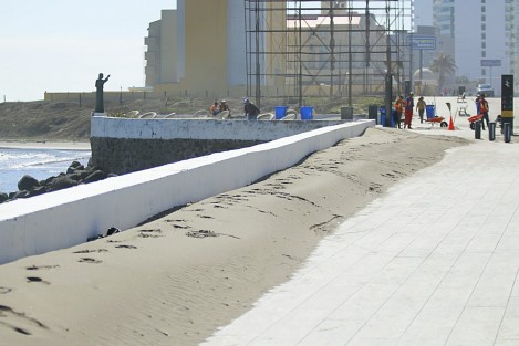 Empleados municipales de Boca del Río, trabajan para retirar la arena que depositaron los vientos del norte, con rachas de más de 60 kilómetros por hora, sobre el bulevar Ávila Camacho. 