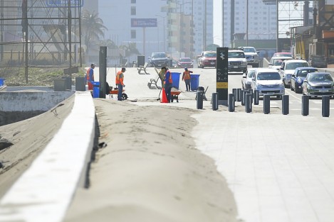 Empleados municipales de Boca del Río, trabajan para retirar la arena que depositaron los vientos del norte, con rachas de más de 60 kilómetros por hora, sobre el bulevar Ávila Camacho. 