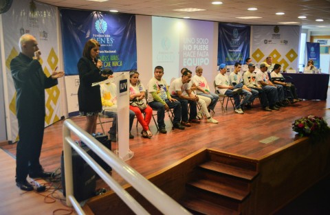 Autoridades del municipio de Teocelo participaron en el primer foro nacional <em>Enfermedades Raras más Visibles que Nunca</em>, el cual se llevó en el CRISVER dirigido por Emilio Martínez Cruz y fue organizado por la Fundación Genes Latinoamérica; destacó la presencia de la directora del DIF Estatal Veracruz , Verónica Aguilera Tapia, y Mara Chama, presidenta del DIF municipal.